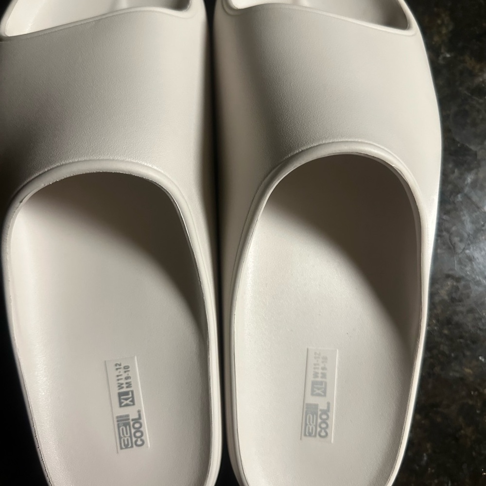 32 Degrees Cool Cream Slides